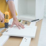 Lodówka nie działa prawidłowo, a pralka ma wyciek – jak działać?